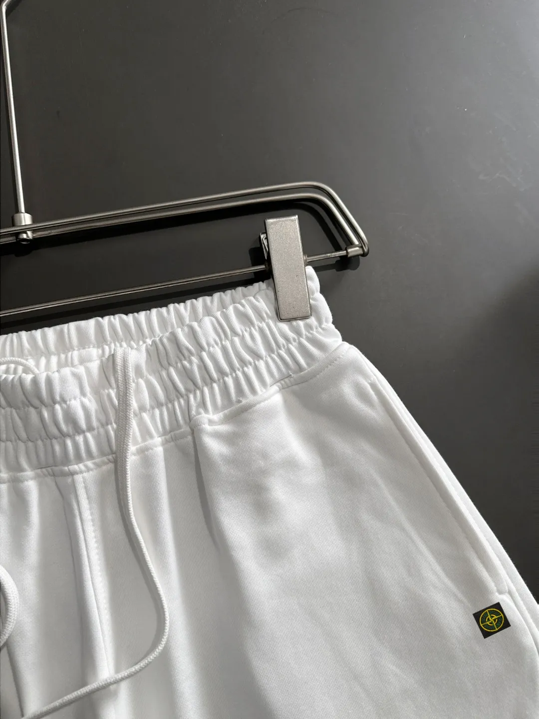 🅿️330 shipped next day, high quality Stone lsland/stone island 2025 spring and summer new style casual solid color loose shorts with elastic band, two needle stitches at the hem of the trousers, fine and firm stitching, custom-made fabrics at the counter, high breathability and comfort, impeccable details, brand element design concept, reflecting high quality. It feels delicate and soft! It presents a casual cut and the upper body shape is great! Size: S-XXL